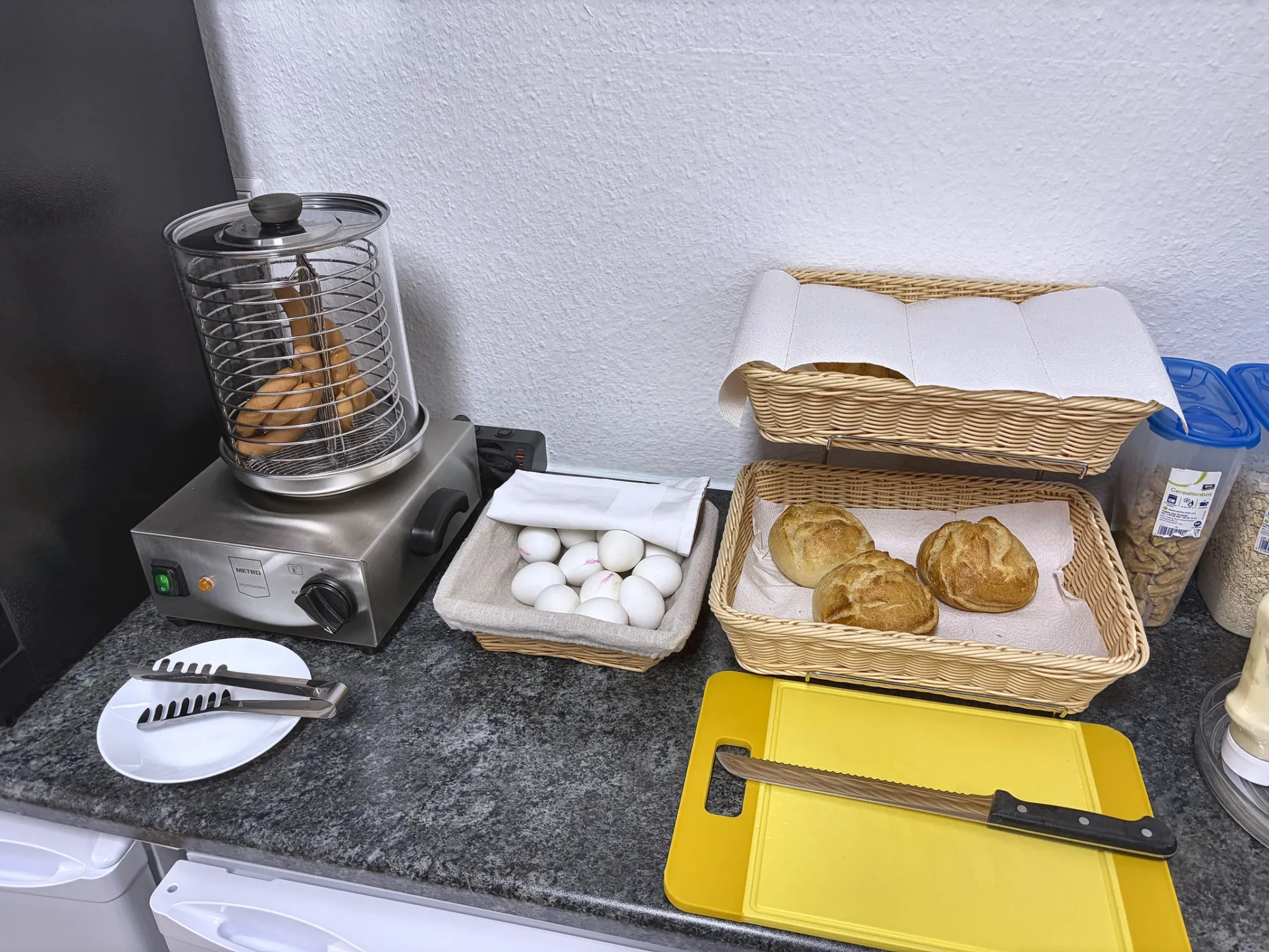 Warmes Frühstück: Würstchen, Eier, Brötchen