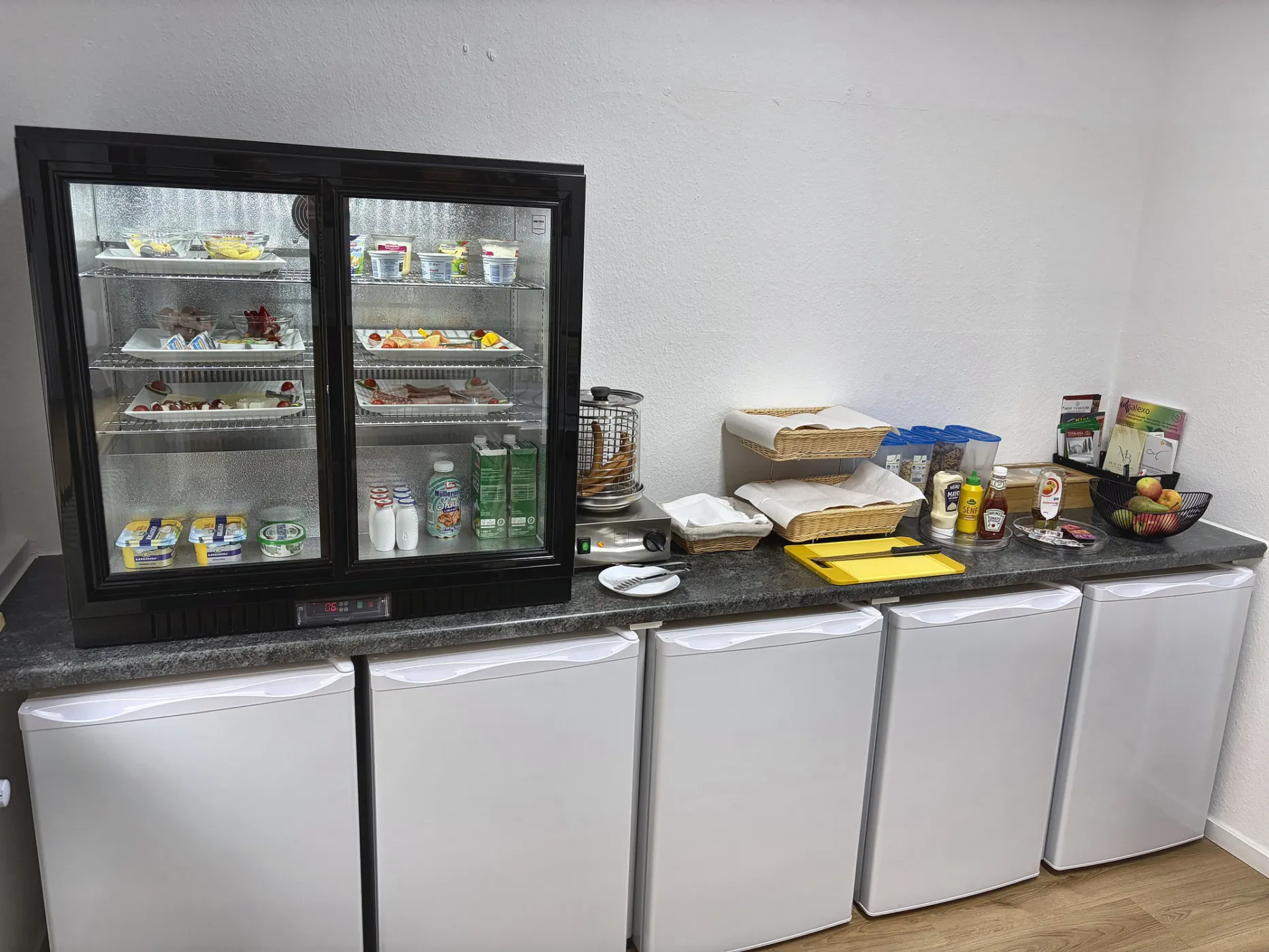 Frühstücksbuffet mit Kühlvitrine