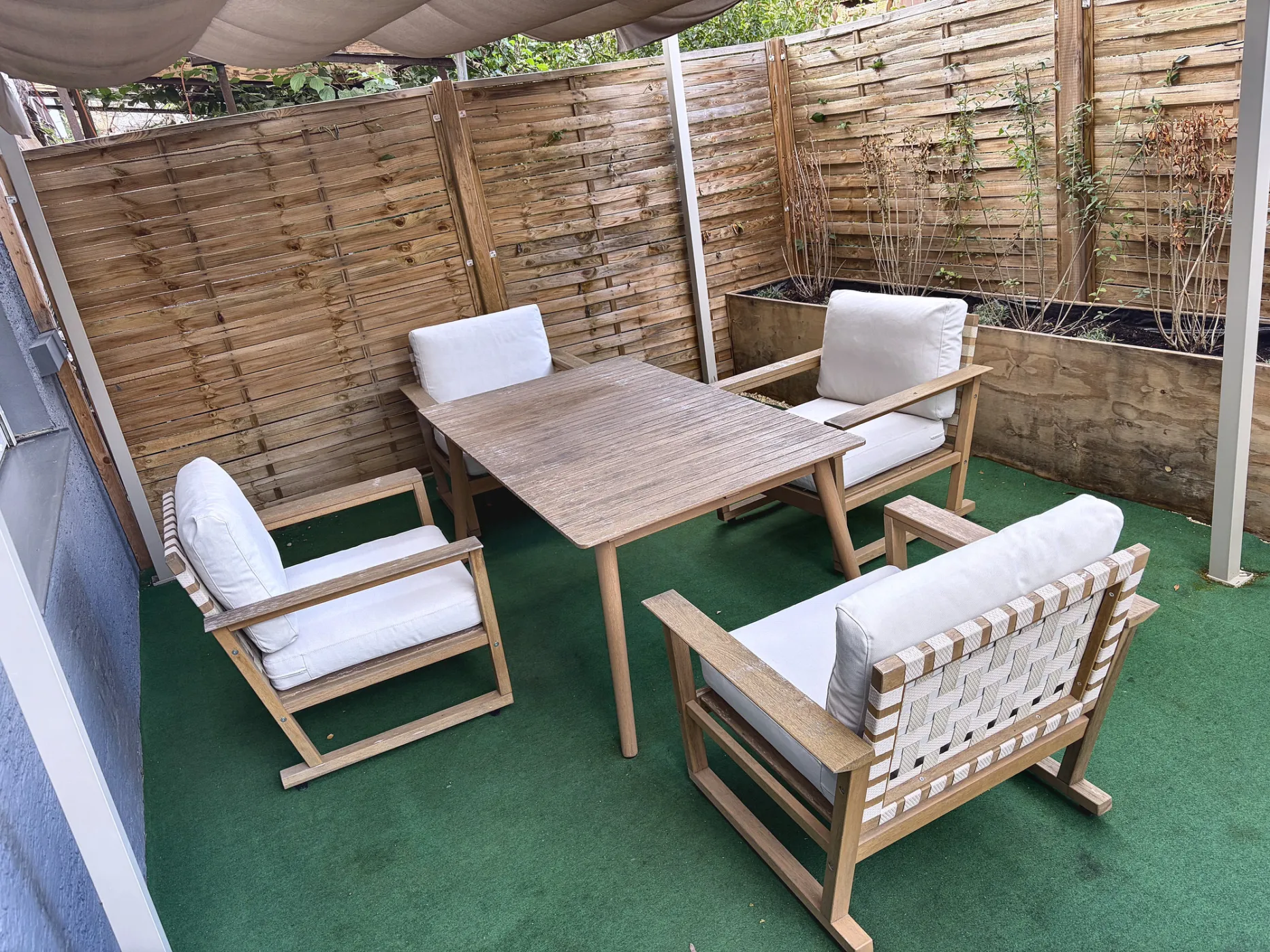 Terrasse mit Sitzgruppe für die Damen