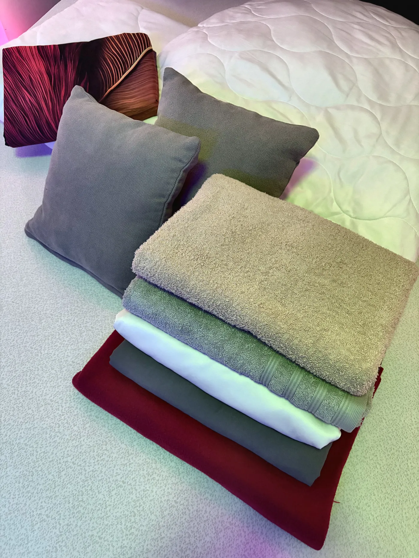 Frische Bettwäsche, Handtücher und Kissen