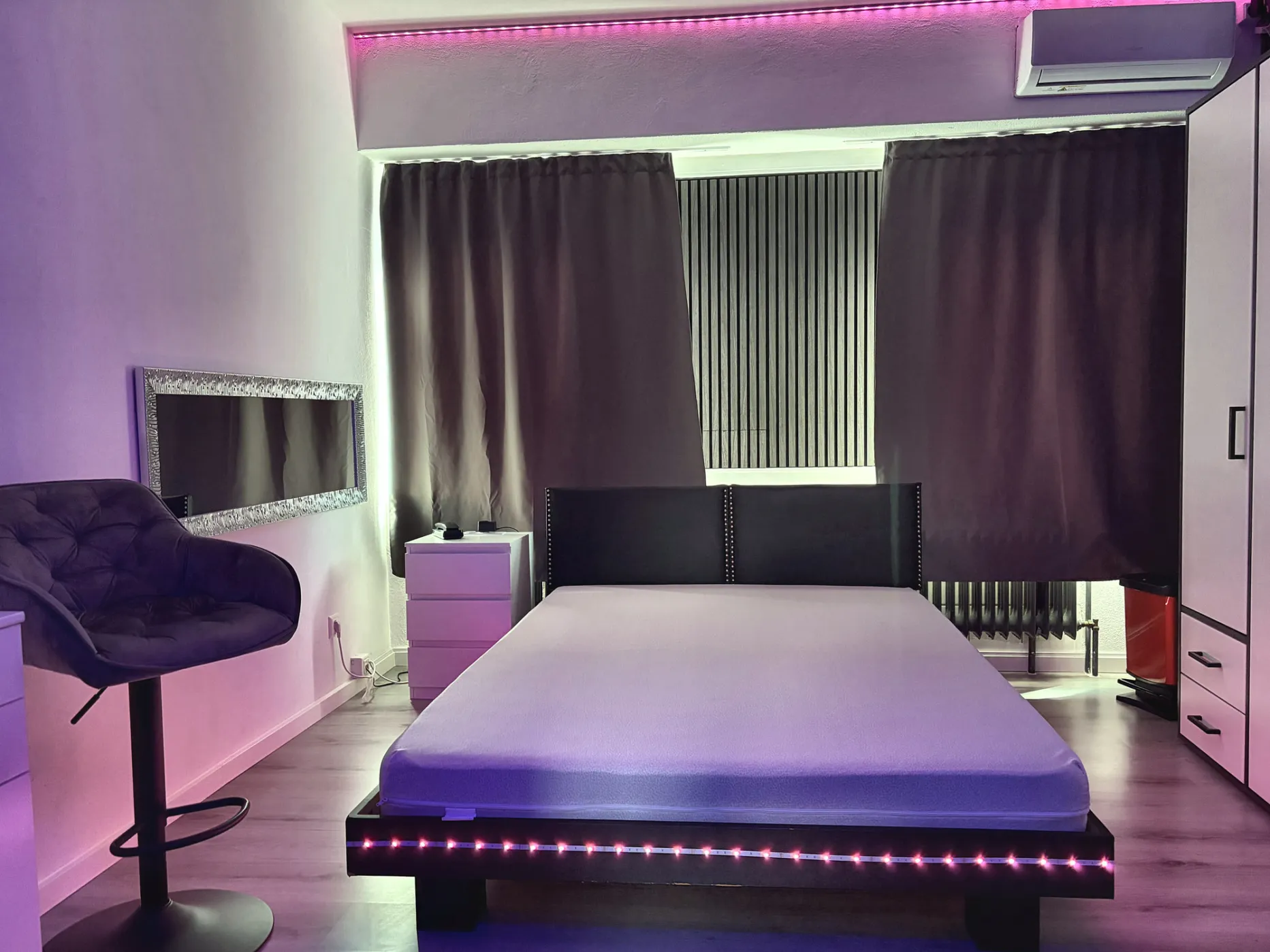 Zimmer mit Doppelbett, LED-Licht und Klimaanlage