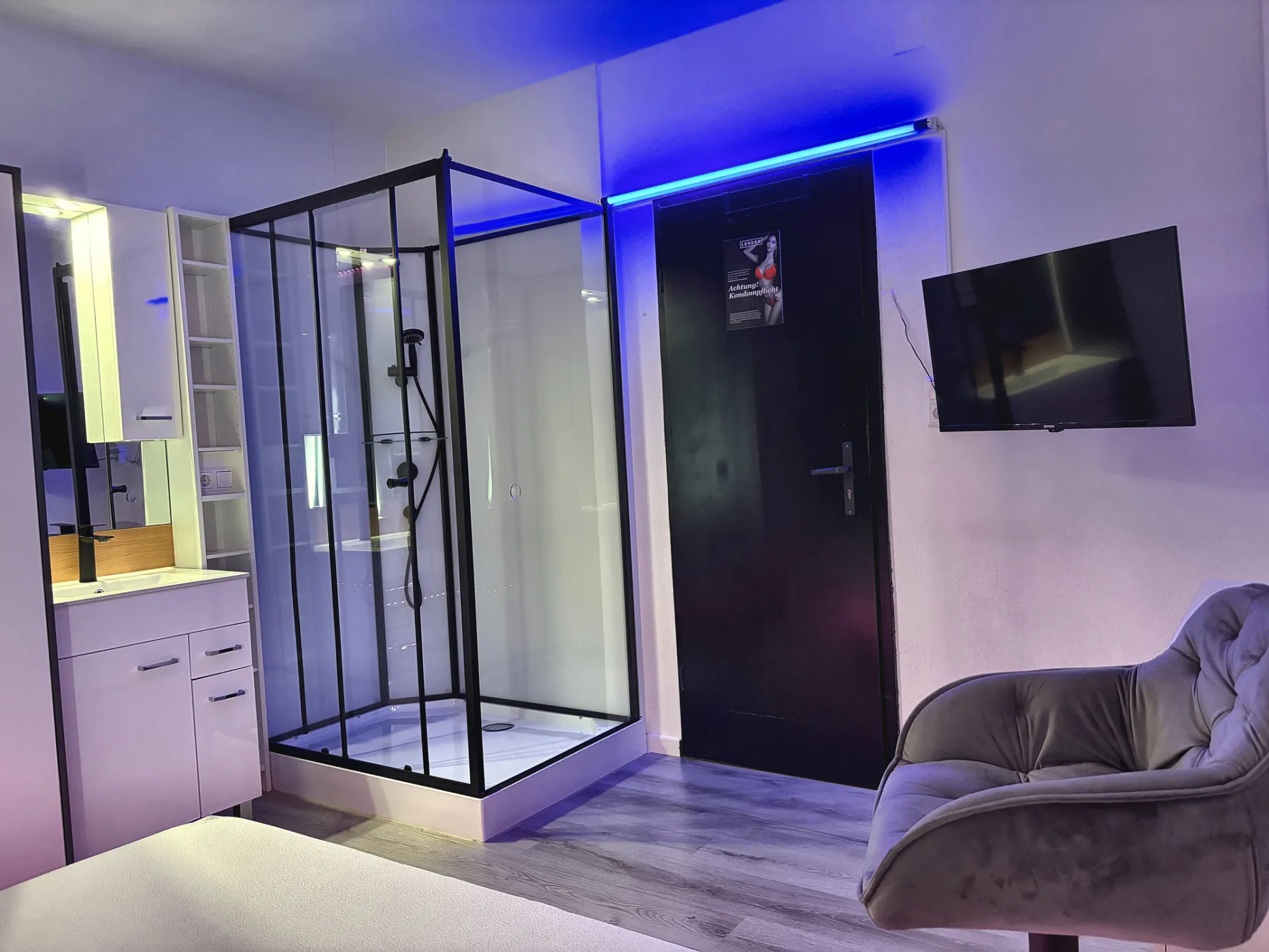 Zimmer mit eigener Dusche, Waschtisch und Smart-TV