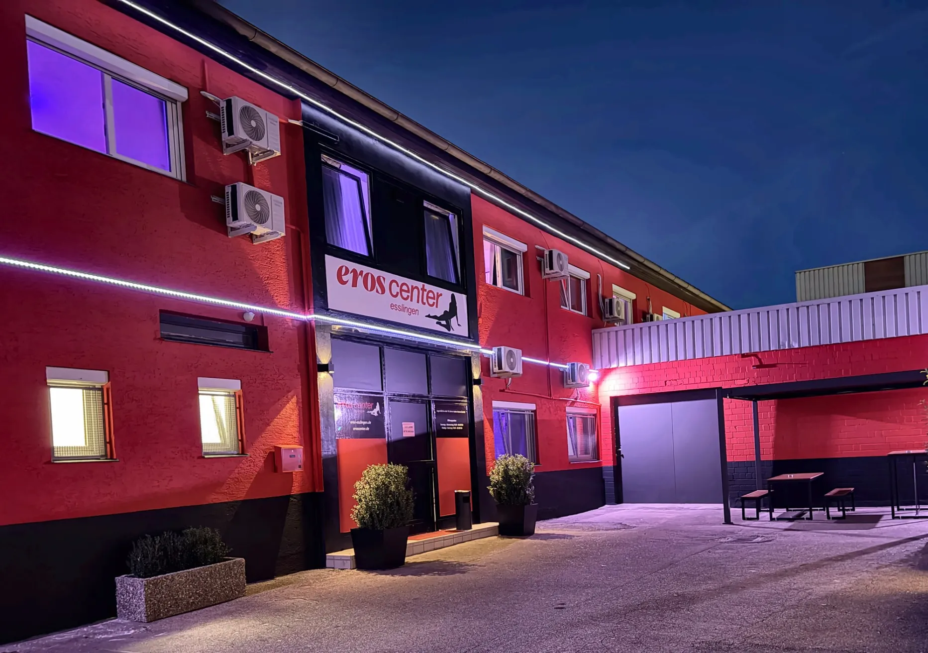 Hof mit Eingang und überdachter Terrasse, Eroscenter Esslingen bei Nacht